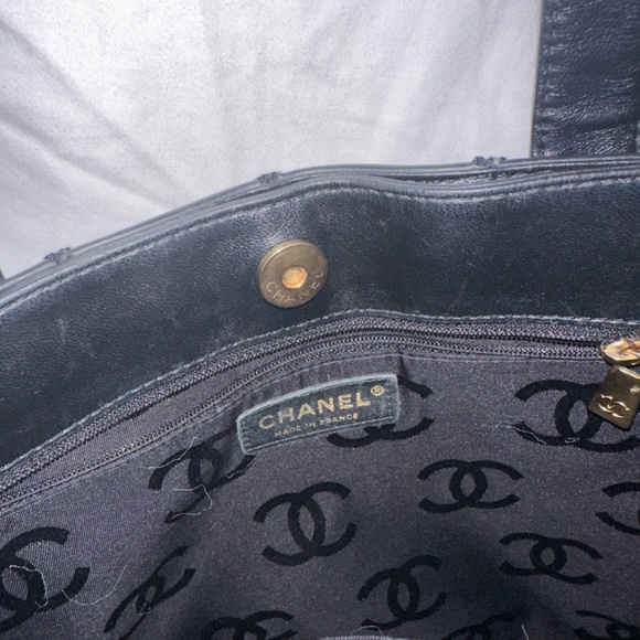 Chanel Wils Stitch Glazed Leather Tote - Picture 4 of 6